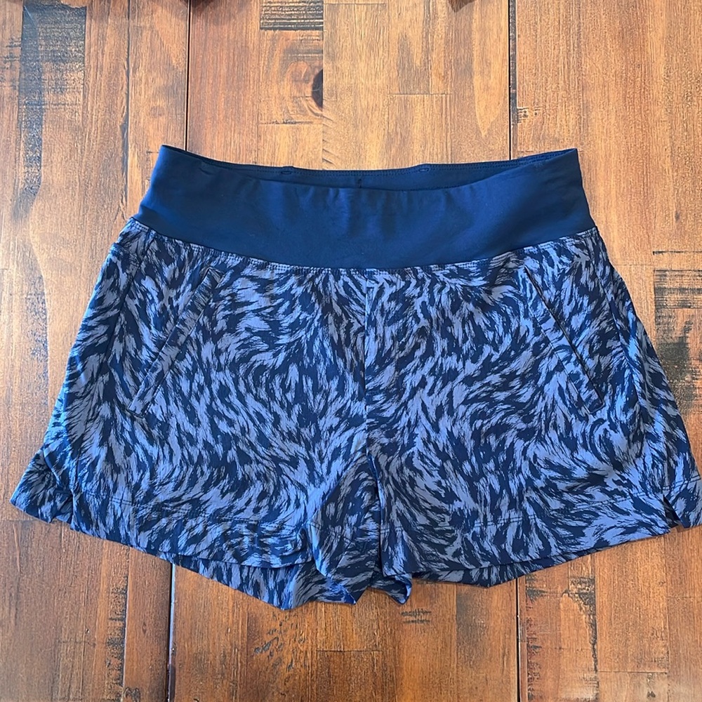 Athleta Trekkie North Short 3.5” inseam size 10
